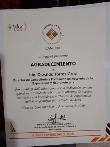 foto-diploma-anahuac-modificada